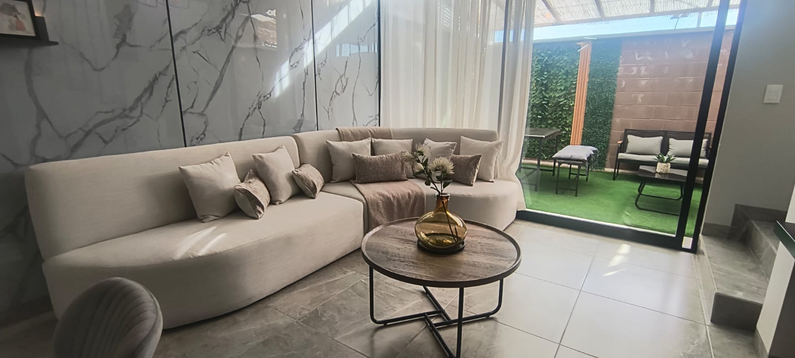 Sala y patio de una casa muestra Zerena